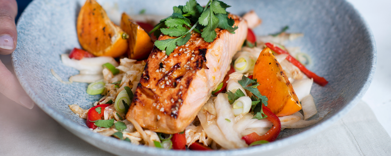 Oosterse gelakte zalm met Chinese kool en paprika Rigoni di asiago