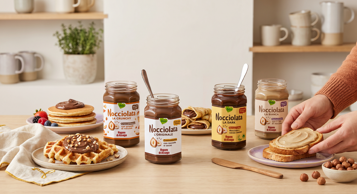 Tutti i tipi di Nocciolata Rigoni di Asiago su un tavolo con waffle, pancakes e crêpes dolci